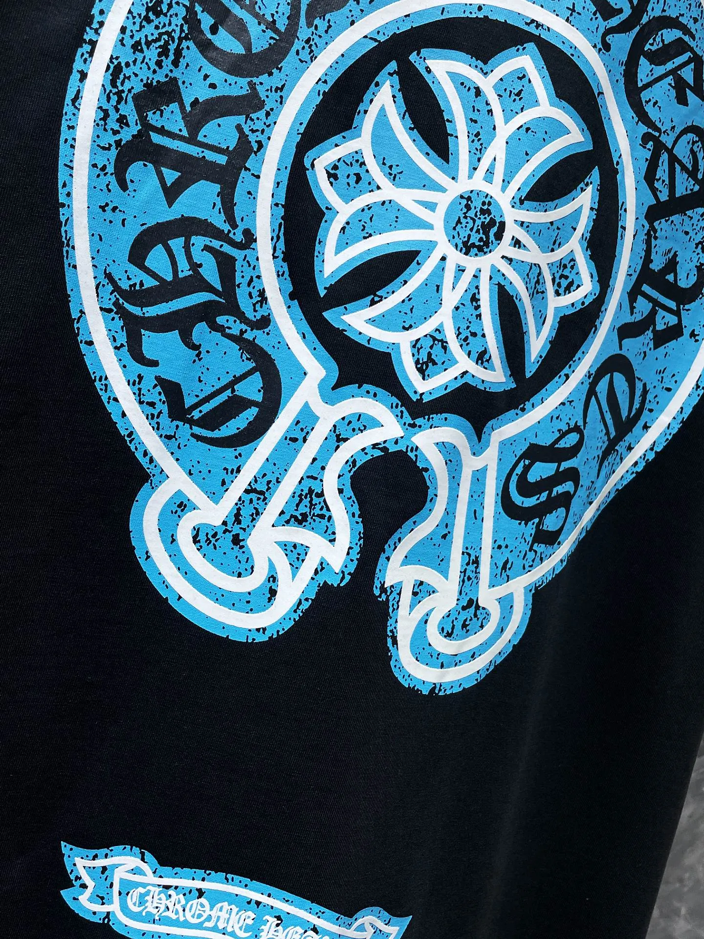 P144 New Chrome Hearts 25ss luminous version for summer! High-weight, environmentally friendly and high-quality top-quality fabric 260g~270g Crow distressed cross luminous short-sleeves. Counter synchronization. Re-engraved version 1:1. Recommended color: black, white. Size: S, M, L, XL.